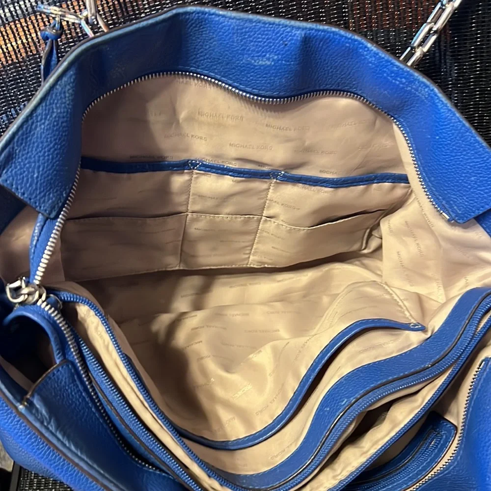 MICHAEL KORS LARGE PEBBLED LEATHER TOTE - Picture 6 of 12